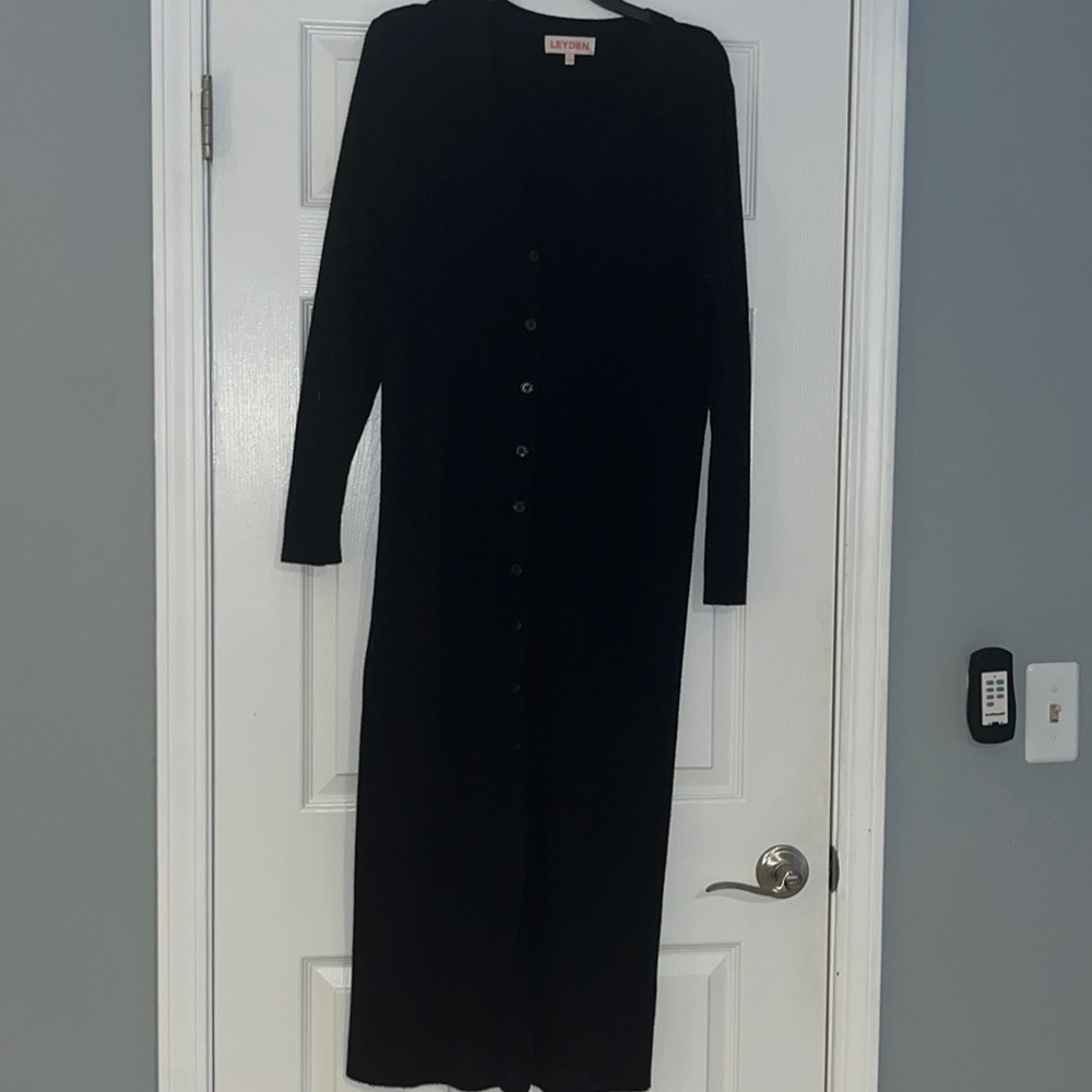Leyden black cardigan duster…vneck with buttons. Sz L. Thick knit—cozy warm!